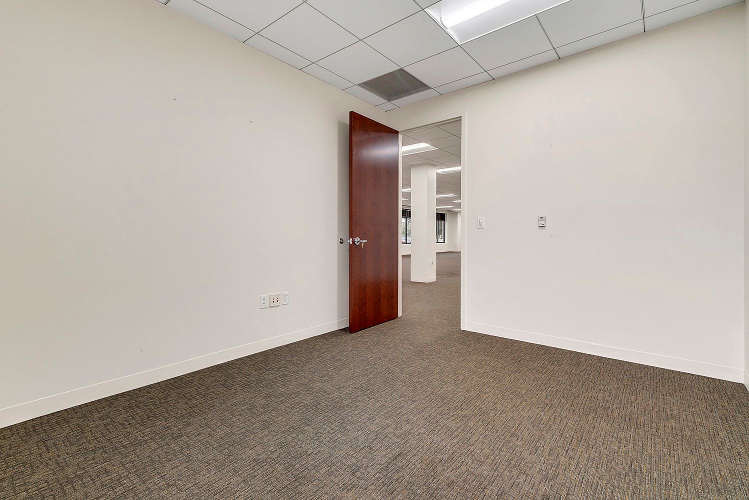 106 Catoctin Cir SE, Leesburg, VA 20175